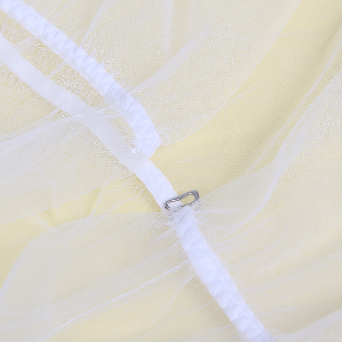 Robe longue blanche et sexy à manches trompette à volants avec ceinture